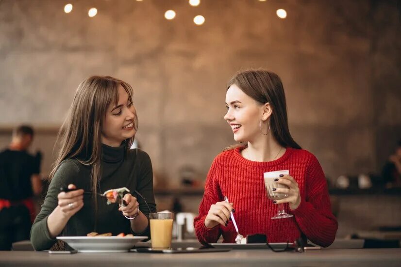 Девочки были в кафе. Девушка сидит в кафе. Красивая девушка в кафе. Красивые женщины в кафе. Девушка ест в ресторане.