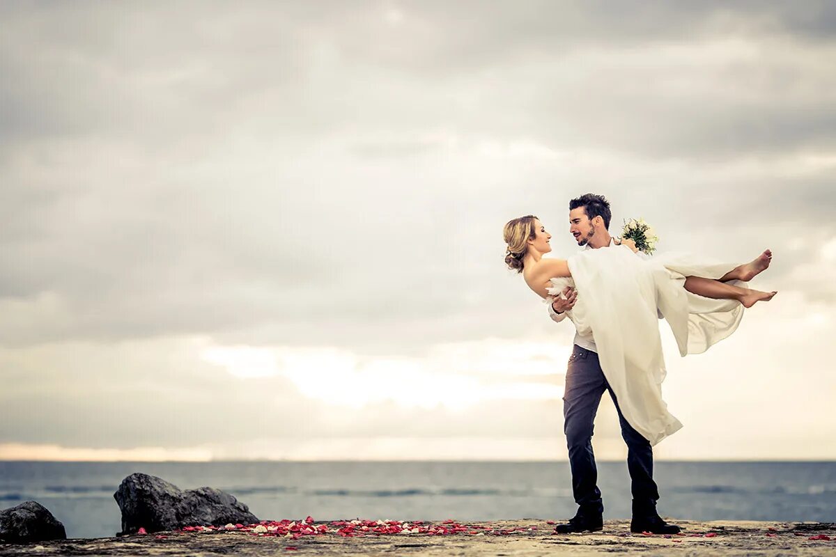 Невеста на ладони. Жених кружит невесту на руках. Свадьба невеста на руках. Жених и невеста. Невеста держит жениха.