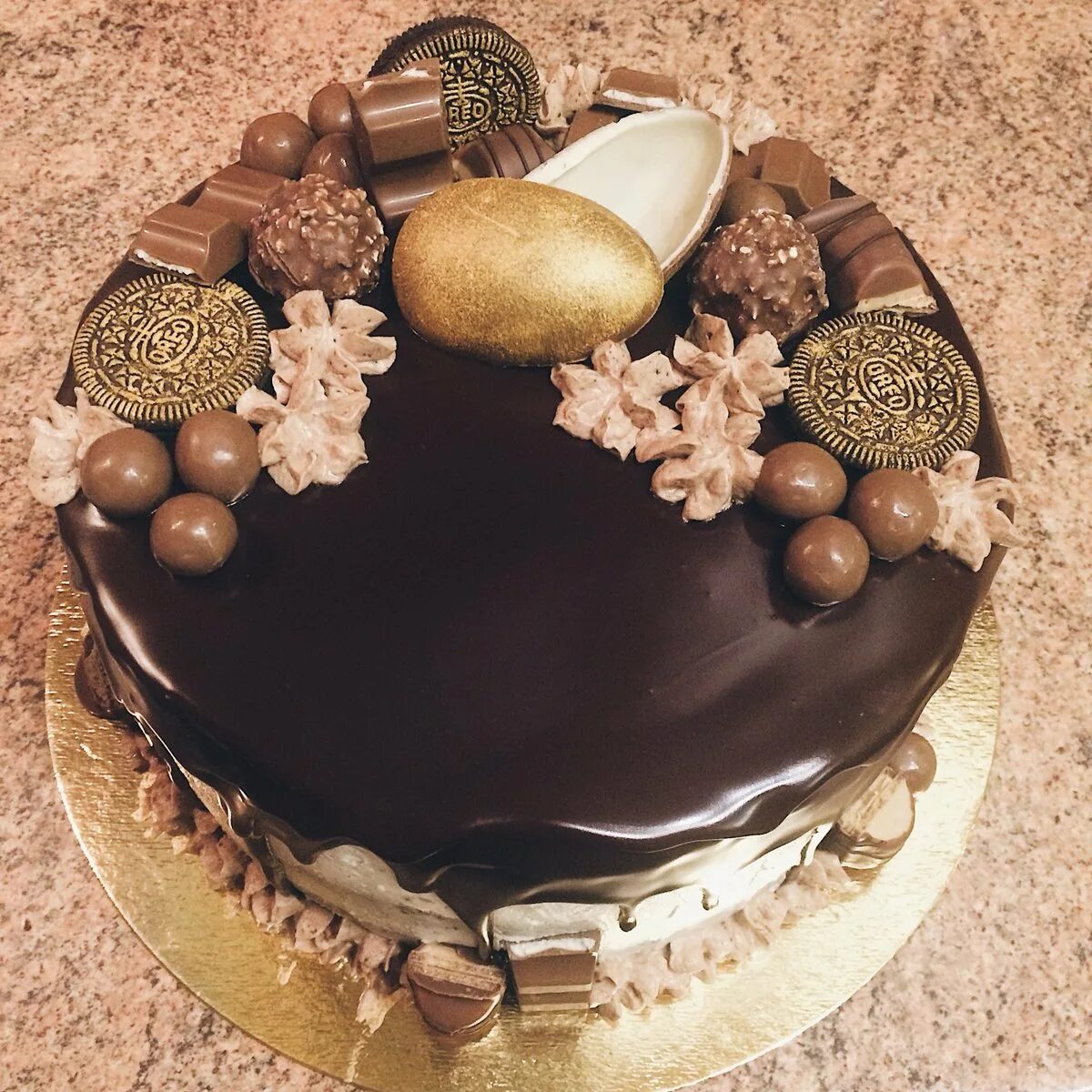 Украшение торта. Торт украшенный шоколадными шариками. Торт с шоколадным декором. Украшение торта шоколадом и конфетами.