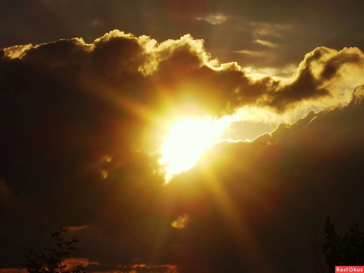 Солнце из-за туч. Солнце из-за туч. Облака с лучами солнца. Солнце сквозь тучи. Солнце сквозь тучи арт.