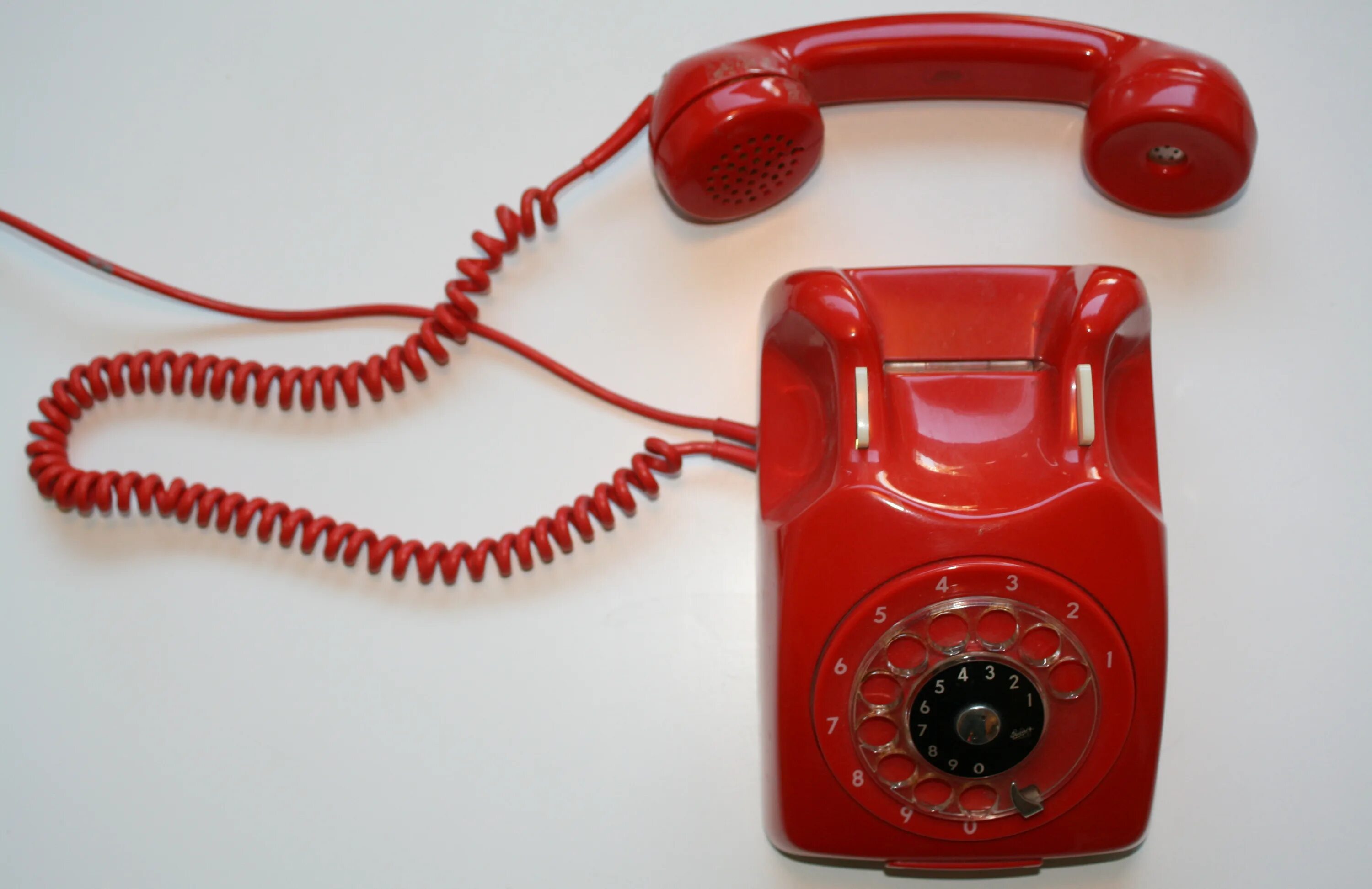 Красный телефон 12. Красный телефон. Красный телефон современный. Телефон Alcatel красный старый. Красная телефонная трубка ретро.