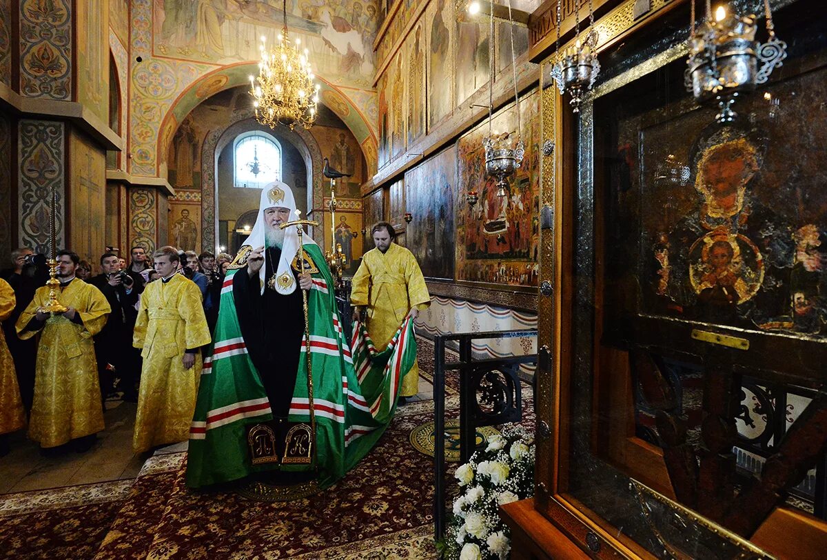 Богослужение в софийском соборе белоруссии. Великий новгород софийский собор икона знамение божьей матери. Новгородский храм богослужение. Службы в софийском соборе в великом новгороде. Софии в богослужение.