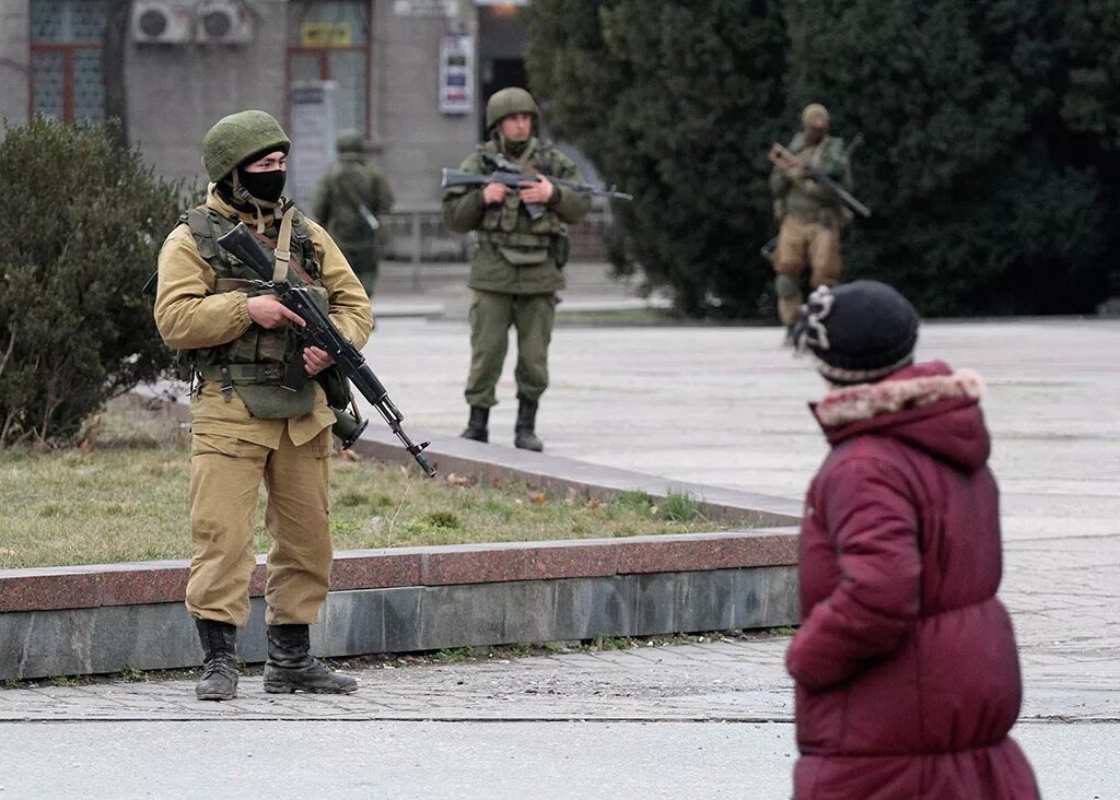 Российский вежливо. Зеленые человечки в Крыму 2014 Симферополь. Вежливые люди. Вежливые люди в Крыму 2014. Солдаты РФ В Крыму 2014.