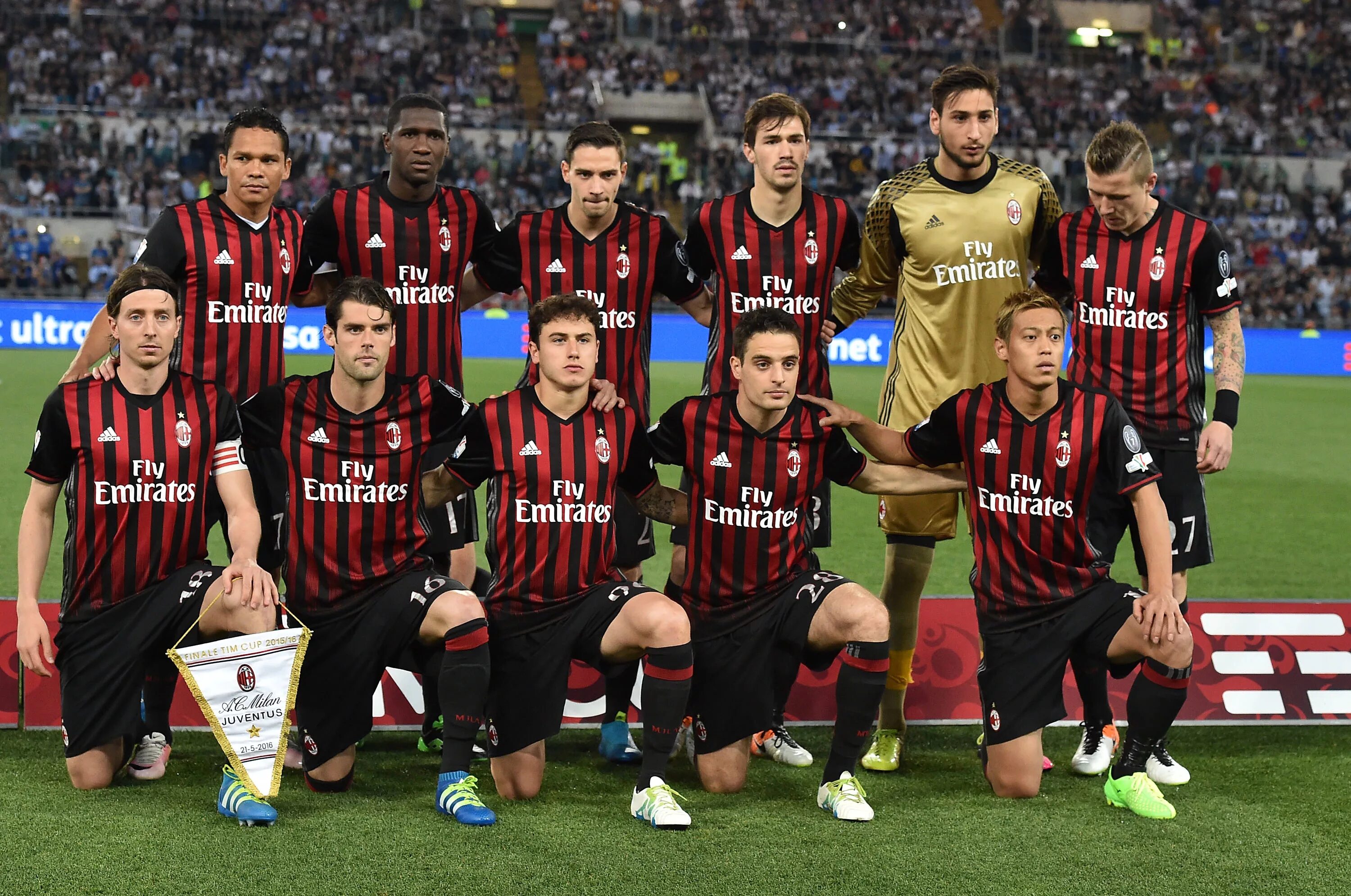 Сильные команды по футболу. AC Milan Team 2022.