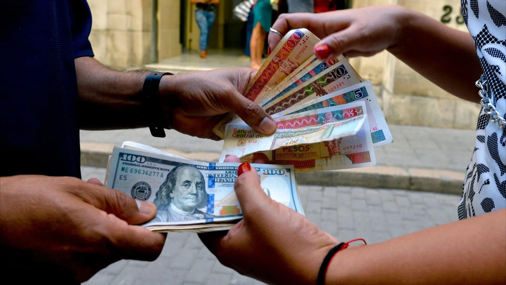 Куба доллары или евро. Доллар и евро. Доллар. Доллар (валюта). Валюта на Кубе.