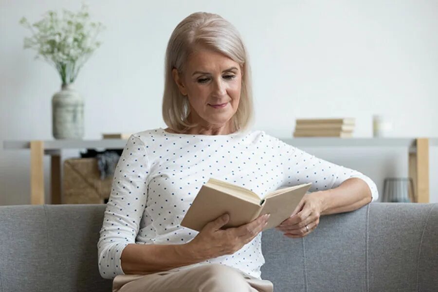 Молодежь и книга. Читать гг женщина. Девушка с книжкой. Красивая женщина средних лет. Тока а айрон айз.