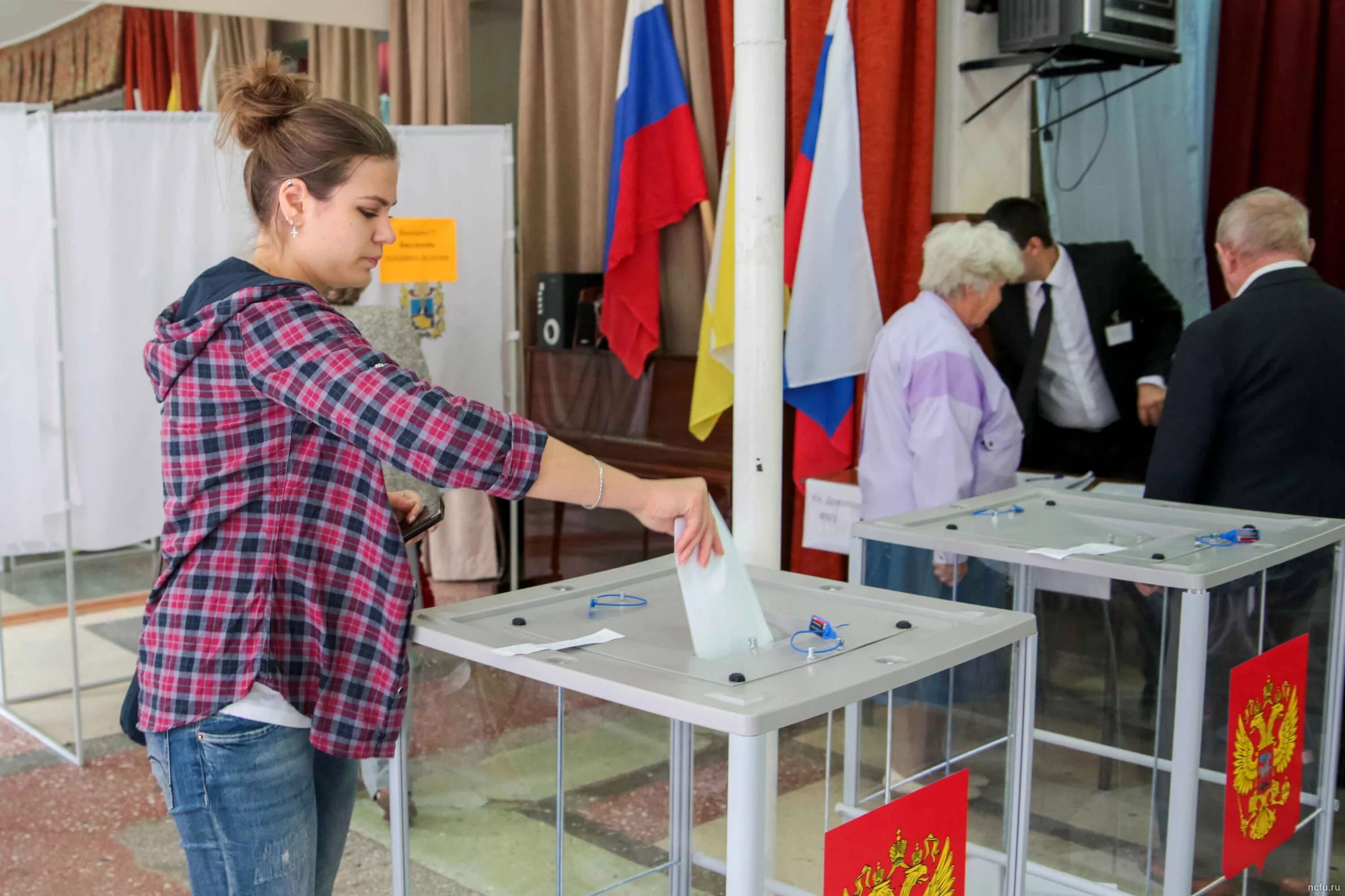 Последний день голосования на выборах президента. Выборы. Люди голосуют на выборах. Выборы в России. Избиратель на избирательных участках.