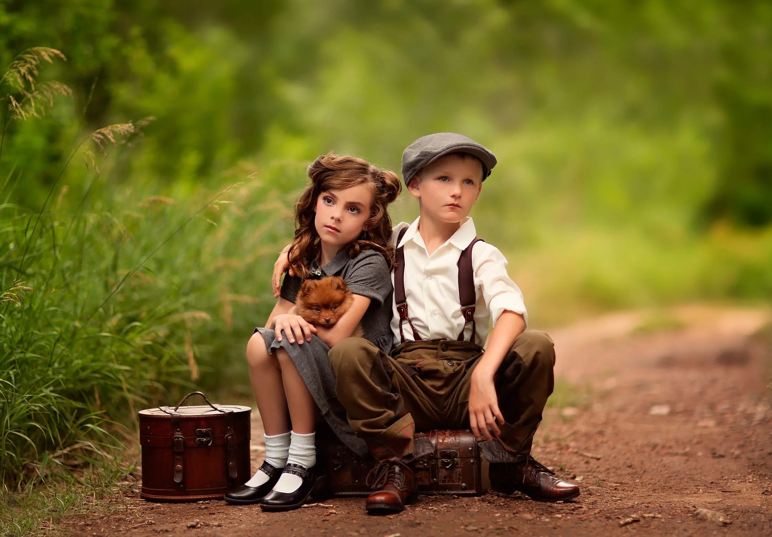 Kid s love. Дети мальчик и девочка. Мальчик с девочкой дружил. Детская фотосессия на фоне.