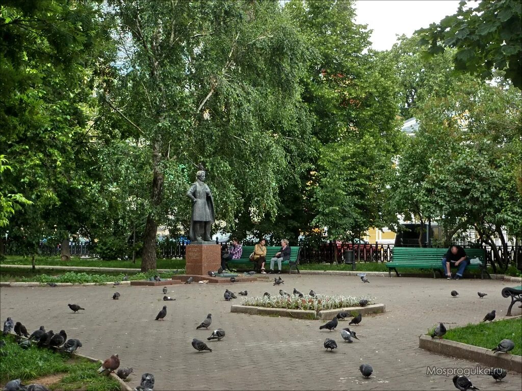 Мэр Махиня прочёл стихи великого поэта у памятника Пушкину в Томске - KP.RU
