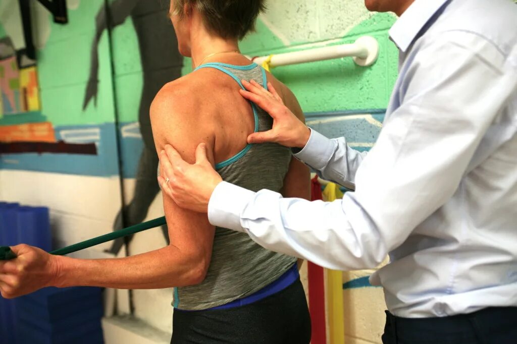 Суставной перелом предплечья. Повязка при вывихе плечевого сустава. Упражнения при реабилитации локтевого сустава после вывиха. Репозиция костных отломков лучевой кости. Эпикондилит локтевого сустава.