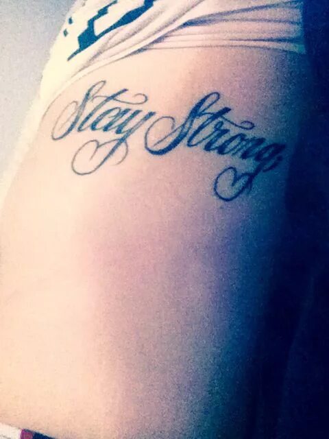 Тату надпись stay strong. Как переводиться stay strong. Тату будь сильной. Тату будь сильной. Тату stay.