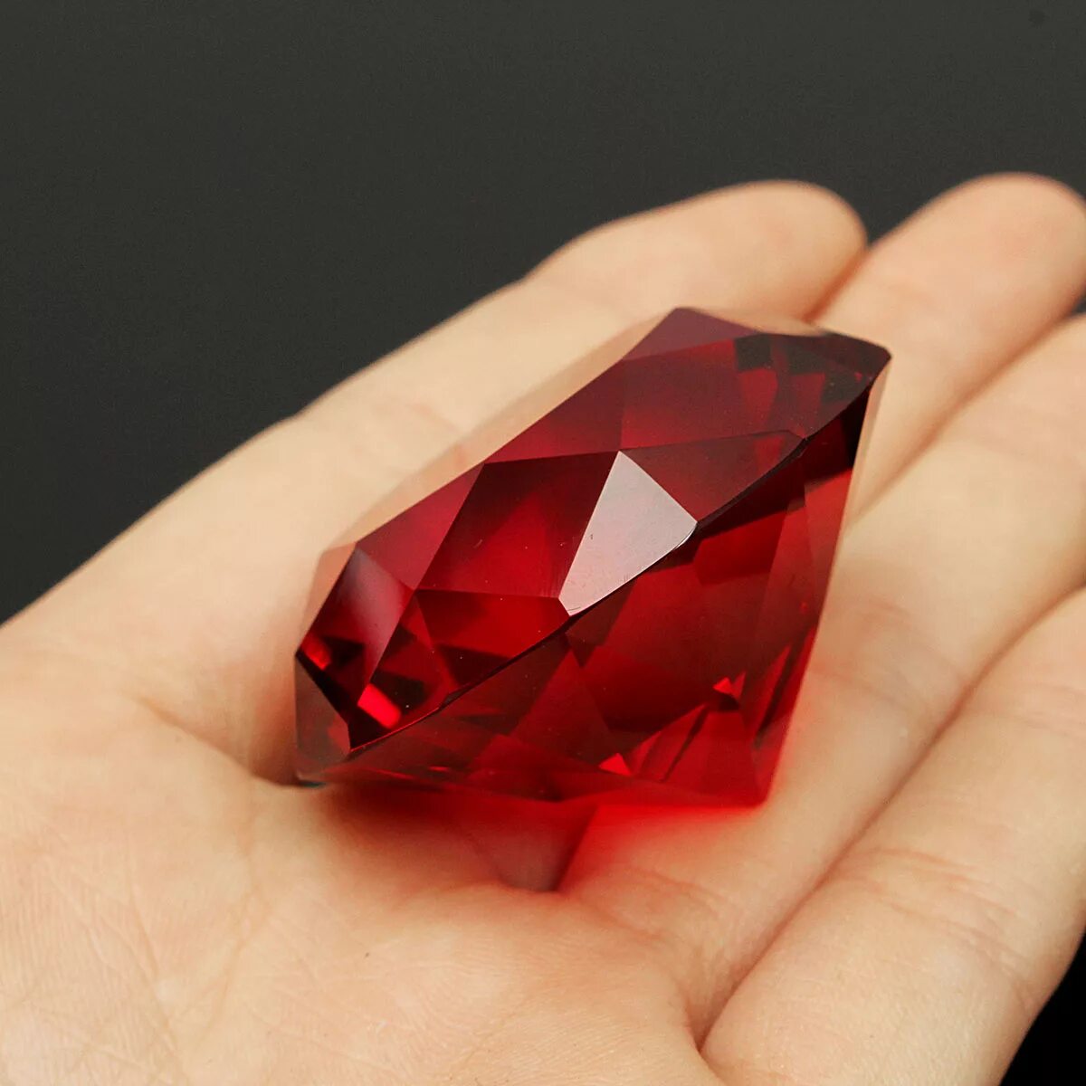 Moussaieff Red Diamond красный Алмаз. Красный рубин купить