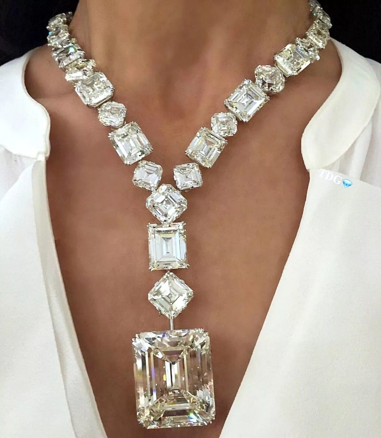 Diamonds украшения. Шикарные украшения с бриллиантами. Бриллиантовые украшения. Бриллиантовое колье графф. Бриллиантовые серьги графф.