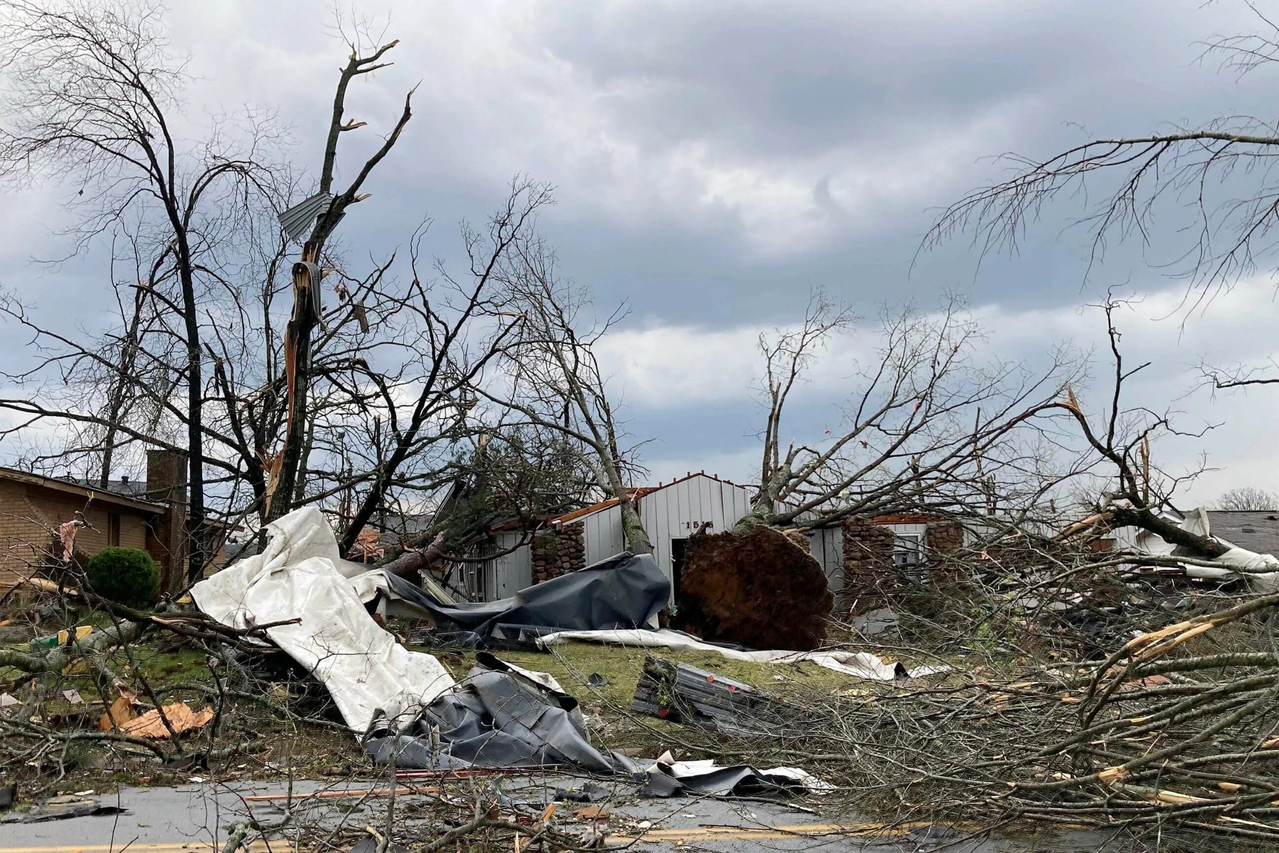 Торнадо в США 2023. Торнадо Арканзас 2023. Разрушенный дом.