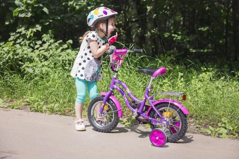 Какой велосипед выбрать 4 года. Велосипед для девочки. Дети с велосипедом. Велосипед детский 4 года. Велосипед для ребенка 3 лет.