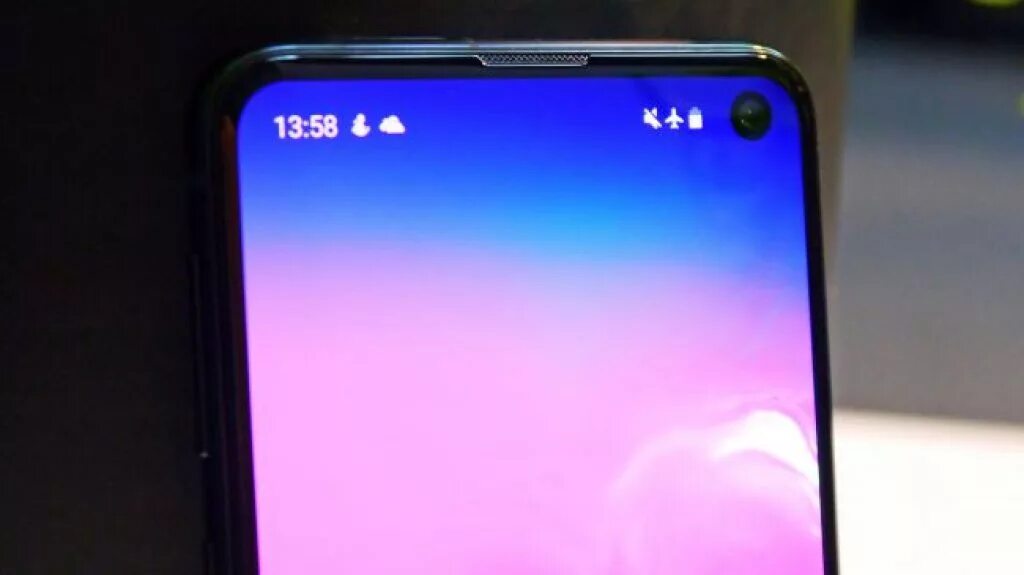 Смартфоны с фронтальной камерой в углу. Samsung galaxy s10 фронтальная. самсунг с камерой сбоку фронтальная. самсунг s10e камера. samsung s10 фронтальная камера.