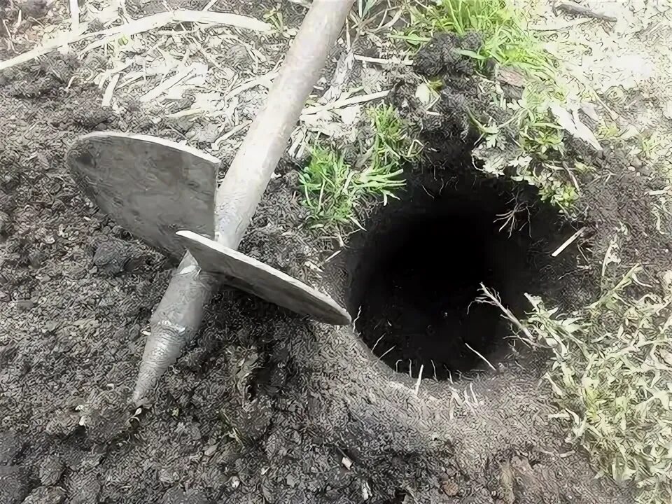 Буро ям. Столб тисэ для забора. Лунки под столбы. Приспособления для выкапывания ям для столбов. Бурение лунок мотобуром.