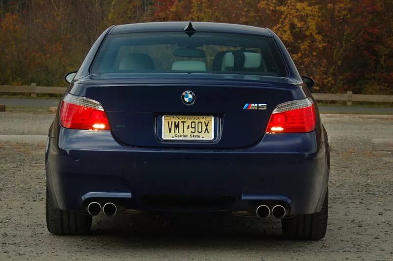 Вид сзади на BMW M5 F10 Авто-мото orion-tennis.ru