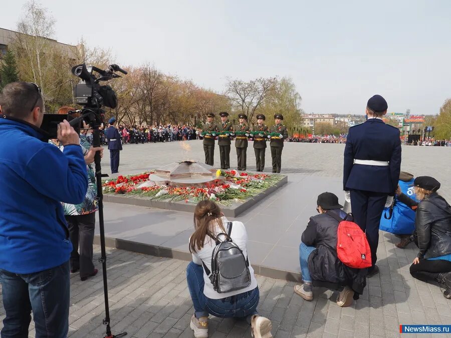 День Победы Миасс. День Победы на площади в Миассе 2022 году в Миассе. Картинка минута молчания на 9 мая. В память Миасс. Память миасс вк