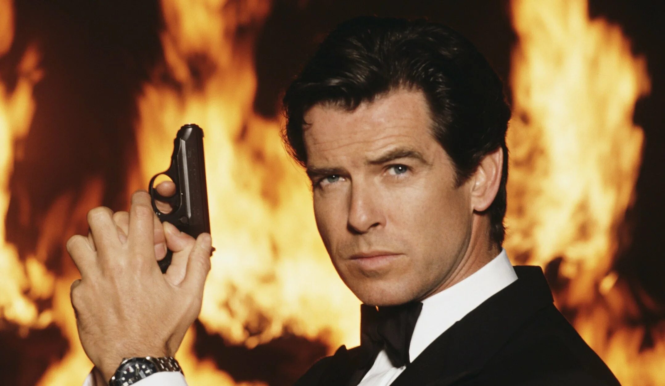 Bond series. Роджер мур бонд. Дэниел крейг 007. Bond series. Бонд агент 007 умри, но не сейчас.