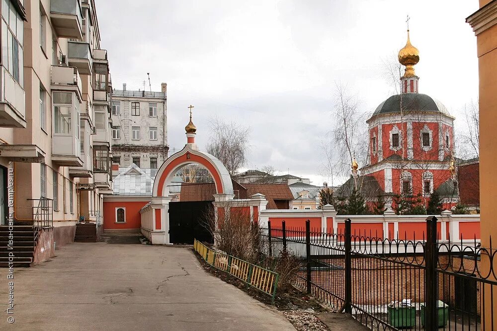 Подворье троицкой сергиевой лавры. Лавра подворье в Москве Троице-Сергиева. Подворье Сергиево Троицкой Лавры в Москве. Троицкий храм подворье Троице-Сергиевой Лавры. Подворье Троицкого монастыря в Москве.