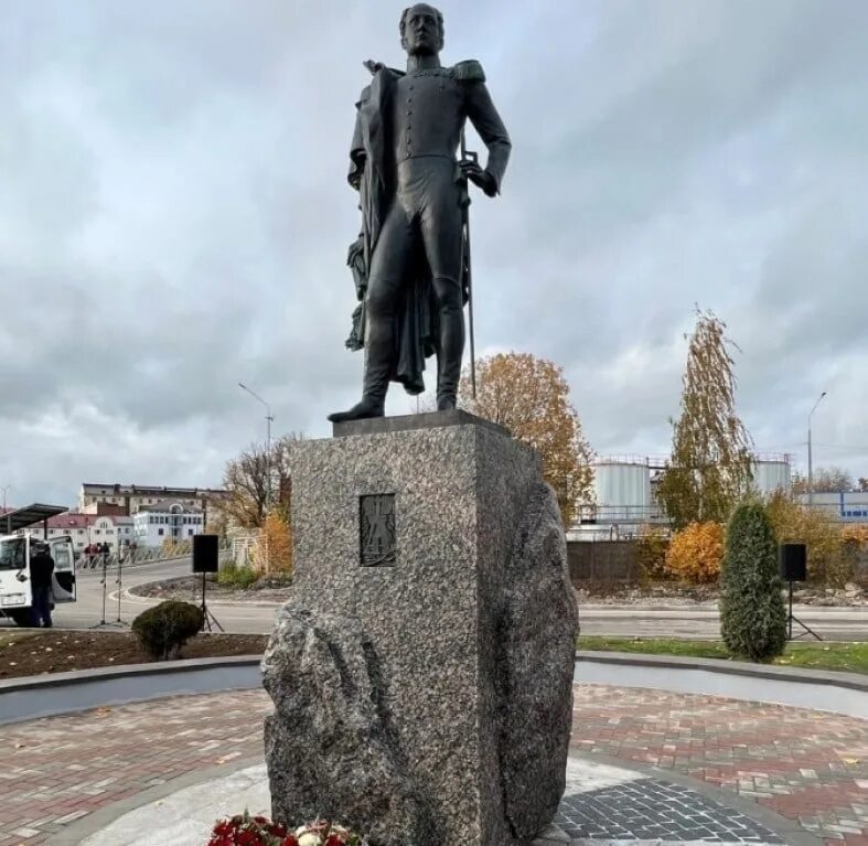 Памятники сортавала. Памятник рунопевцу Сортавала. Памятник Александру 1 в Сортавала. Памятник императору в Сортавала.