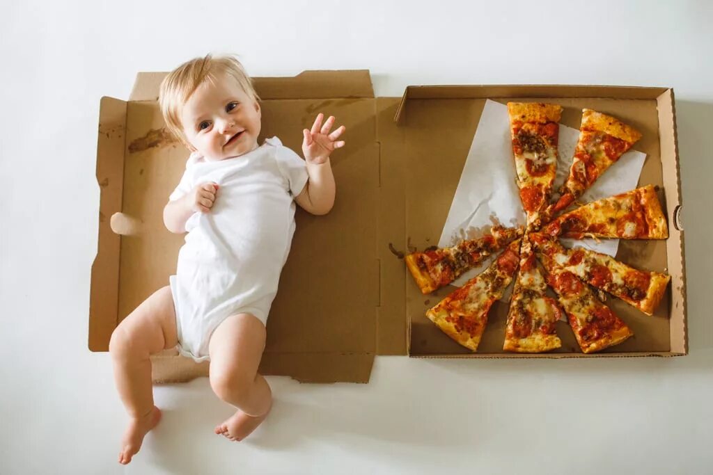 Фотосессия с малышом. Фотосессия по месяцам малыша с пиццей. Идеи для фотосессии до года. Идеи для фотосессии на 7 месяцев.