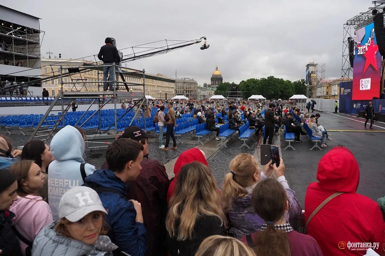 Концерт. Дворцовый концерт. Фото на Дворцовой площади в Питере. Концерт русского радио 2022.