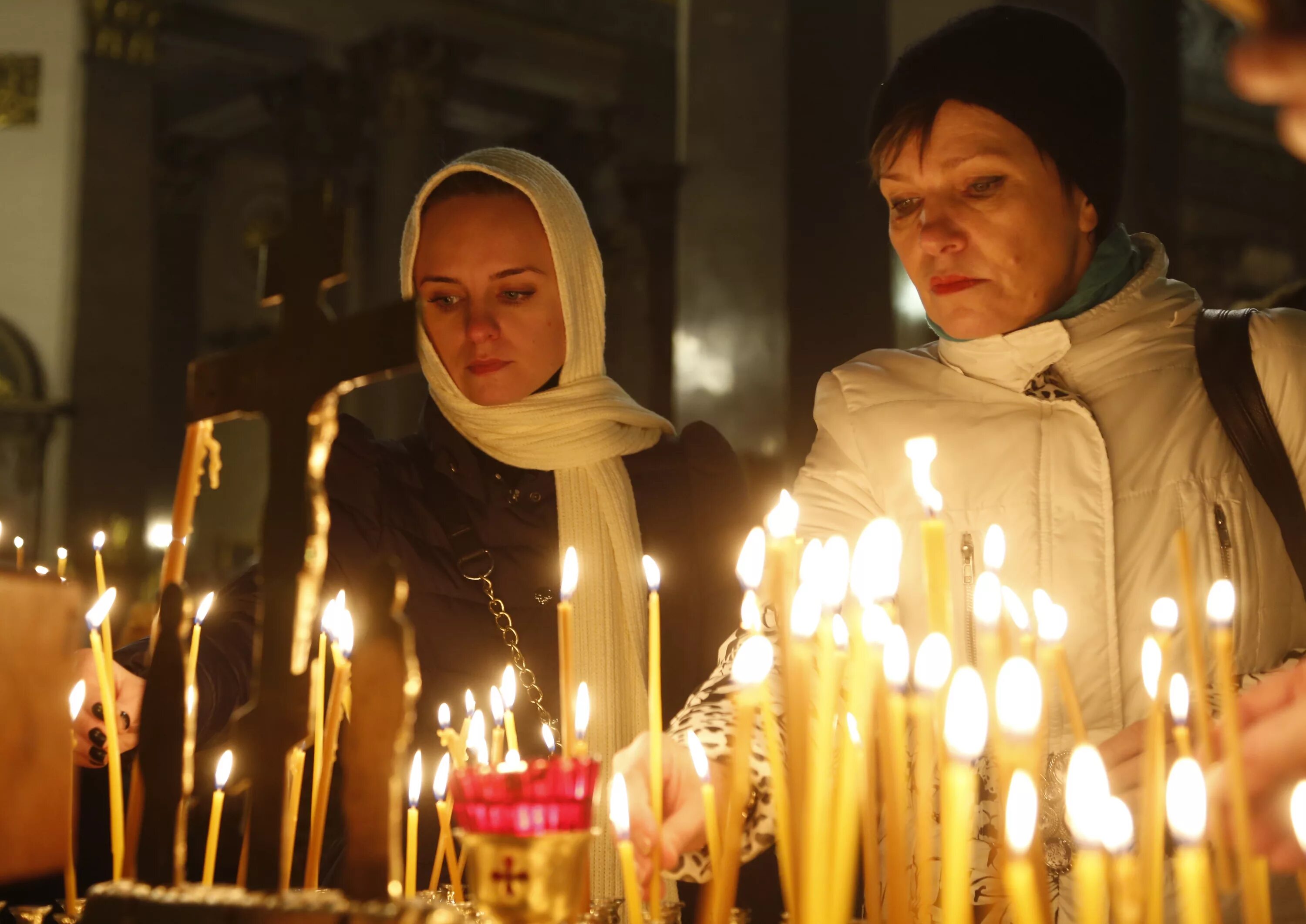 Можно ли в церковь в шапке женщине. Покрыть голову в храме. Ходить в Церковь. Как прикладываться к иконе в церкви. Женщина идет в Церковь.