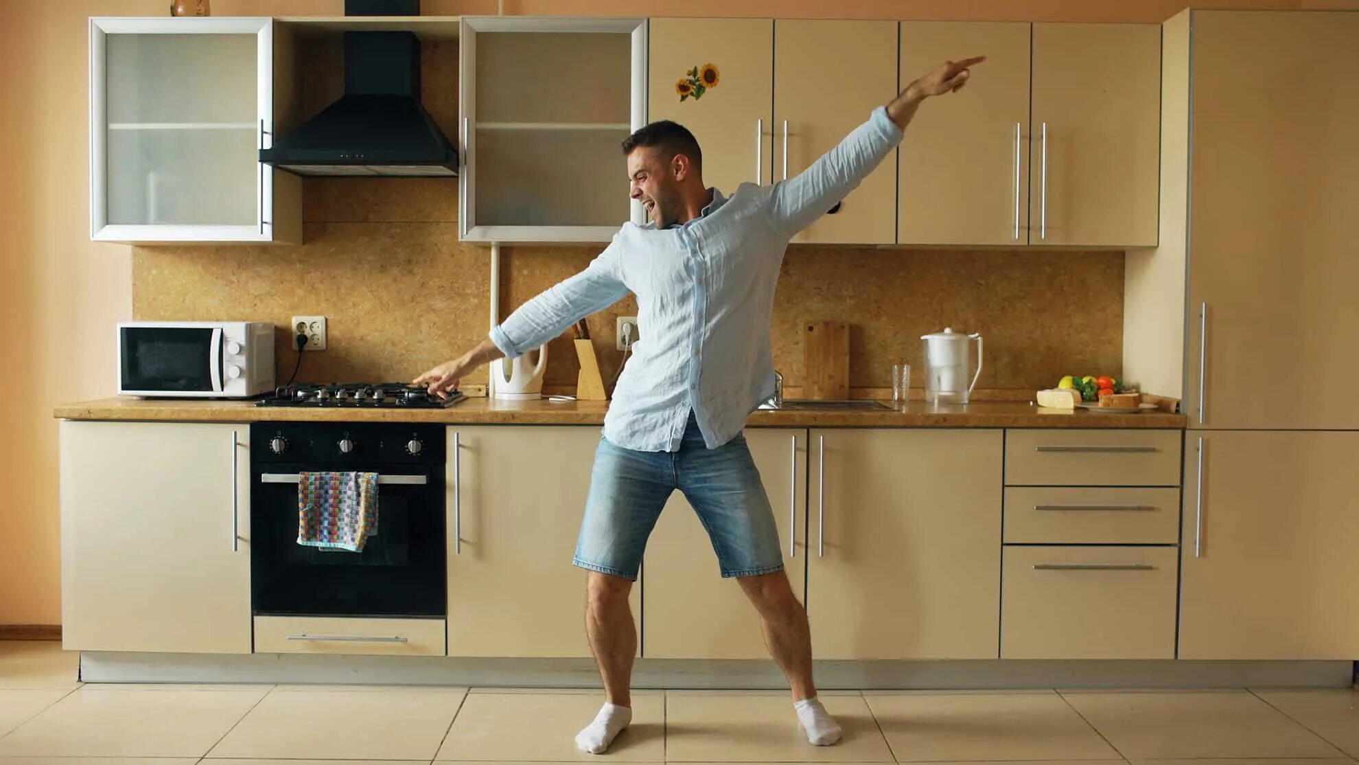 Мужчина на кухне. Парень на кухне. Танцы на кухне. Танцует на кухне.
