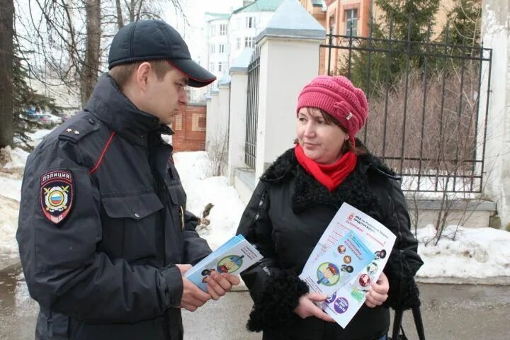 Беседа участкового с гражданами. Зеленодольские полицейские. Полиция города Зеленодольск. ОМВД по Зеленодольскому району Республики Татарстан. Беседа с участковым