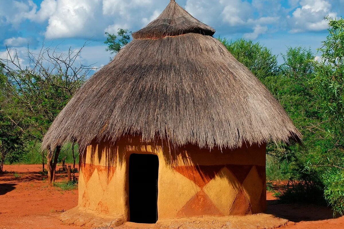 Люди живущие в экваториальном климате. Рондавель жилище. Хижина жилище племен Африки. Рондавель жилище африканских народов. Рондавель дом Африки.