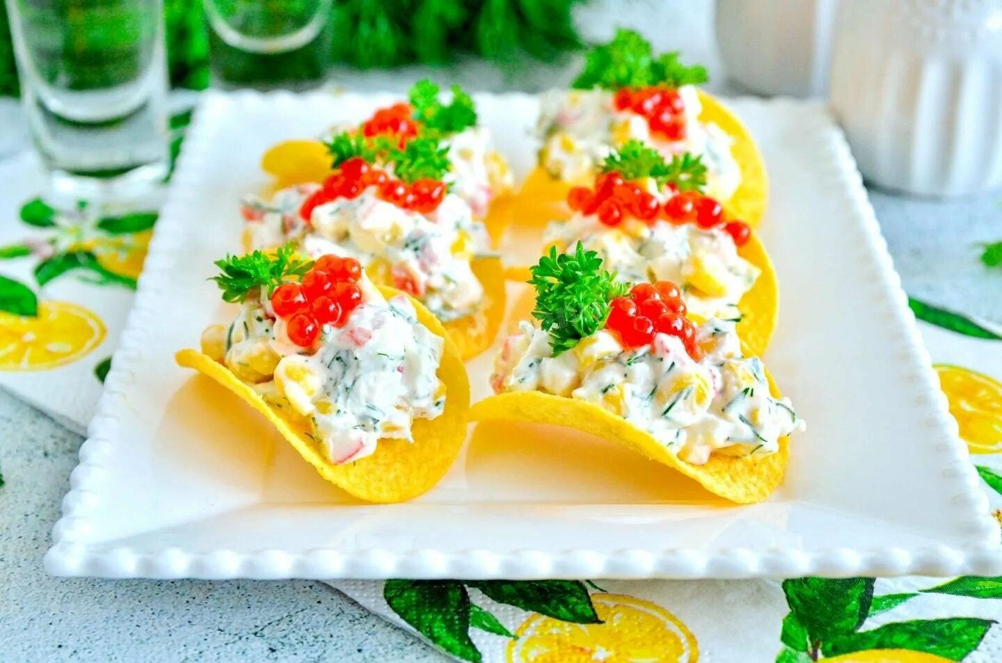 Рецепт бутербродов с крабовыми. Закуска на чипсах. закуски на чипсах на праздничный стол. закуска на чипсах с крабовыми палочками. салат на чипсах принглс с крабовыми палочками.