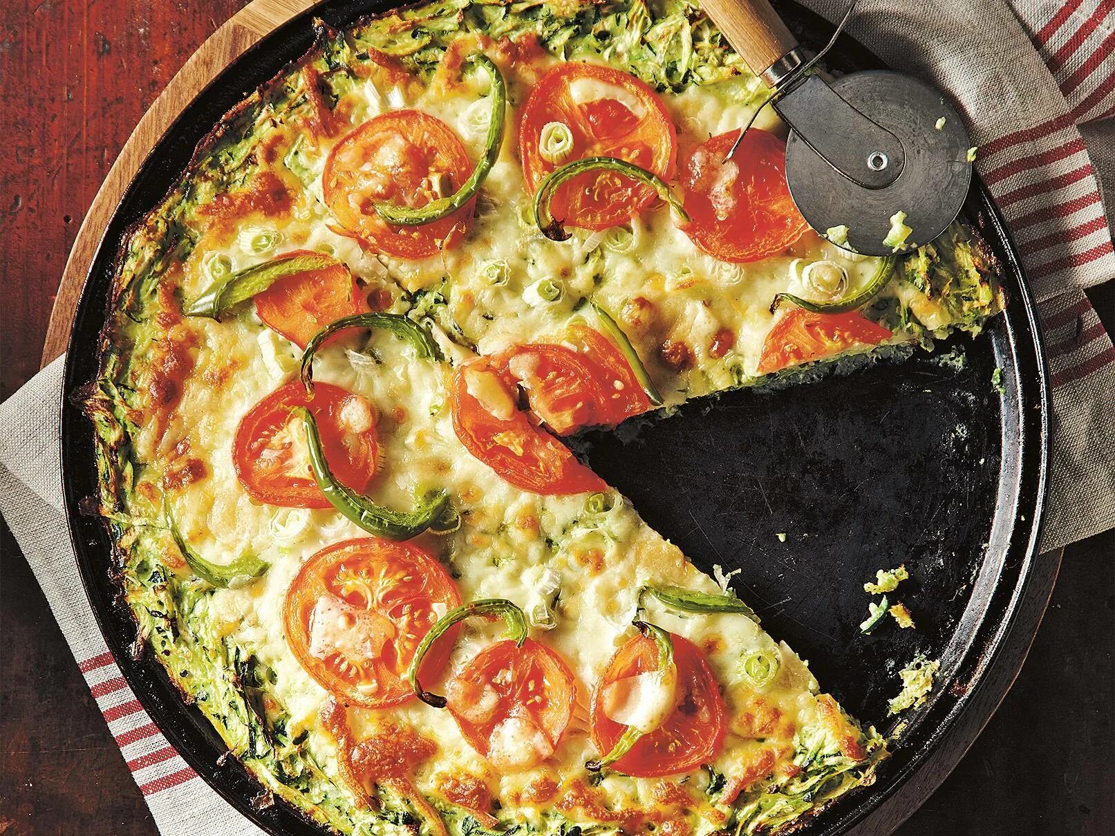 Пицца с цукини. Кабачковая пицца. Запеканка пицца из кабачков. Пицца с цукини. Пицца из кабачков.