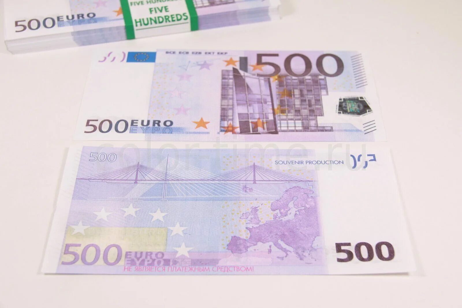 Пачка купюр 500 евро. Как выглядит 500 евро. 500 Евро сувенирные. Сувенирная банкнота 500 евро.