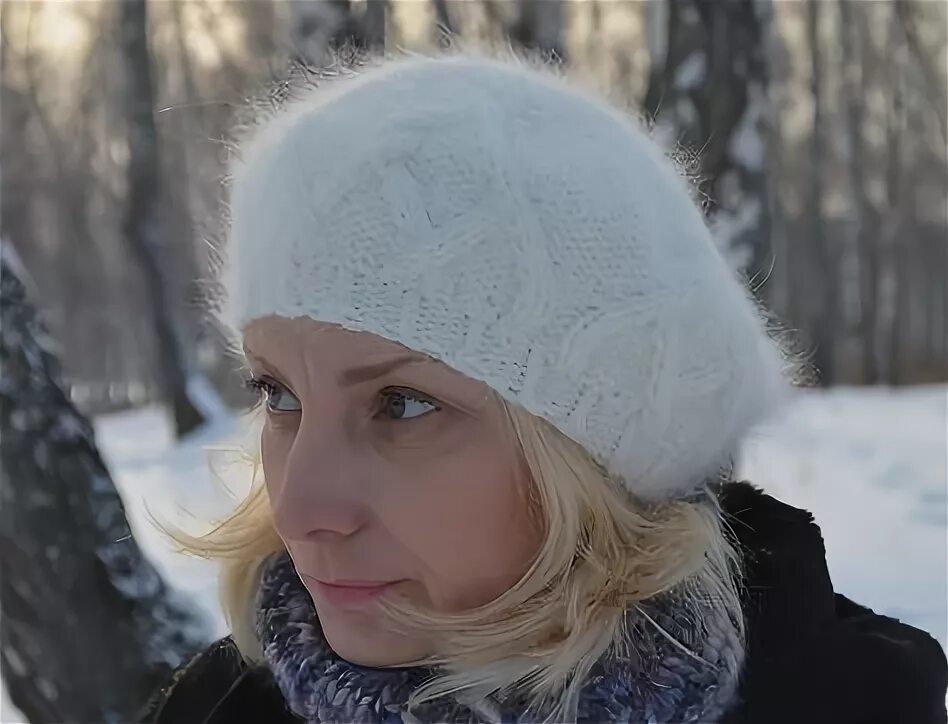 Шапка ангора 80. Шапки шатуш из ангоры. Пушистые береты из ангорки. Берет из пуха норки спицами мастер класс. Белая шапка из ангорки.