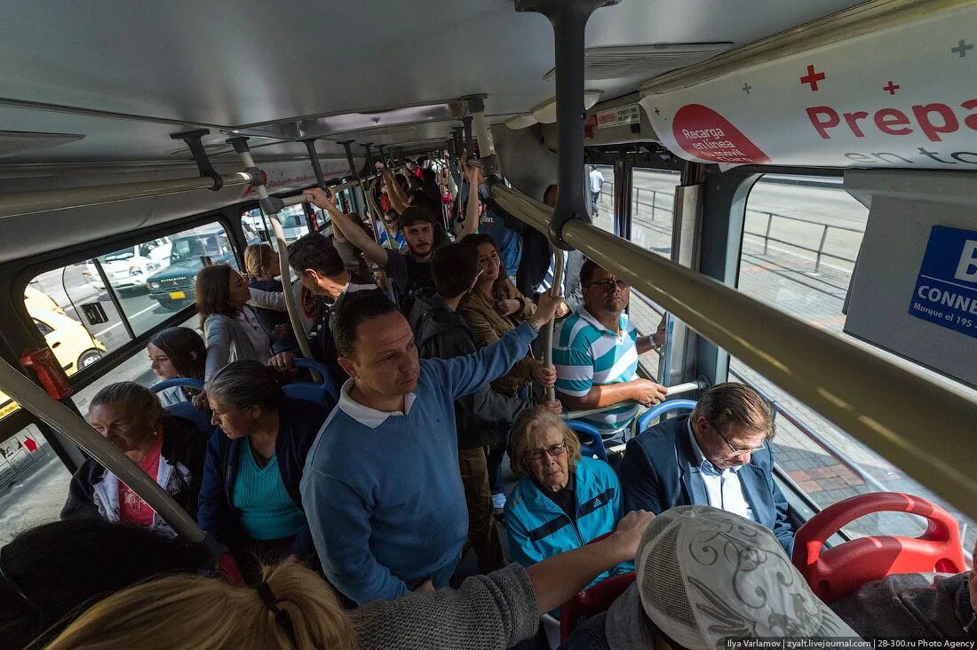 Много народу в автобусе. Пассажиры в автобусе. Переполненный транспорт. Общественный транспорт внутри с людьми. Автобус внутри с людьми.