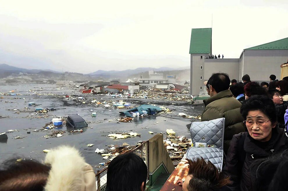 Землетрясение цунами. ЦУНАМИ В Японии в 2011. Япония 2011 землетрясение и ЦУНАМИ. Землетрясение Тохоку 2011.