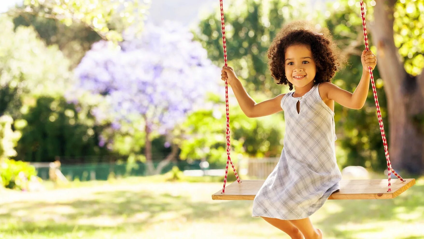Девочка катается на качелях. Мальчик на качелях. Дети на качелях. Дети качаются на качелях. Маленькая девочка на качелях.