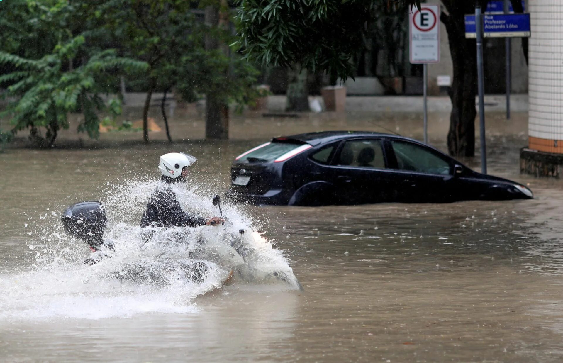 Средние осадки в бразилии. Наводнение в Рио де Жанейро. Потоп в Рио де Жанейро. Дождь в Бразилии. Ужасный ливень.