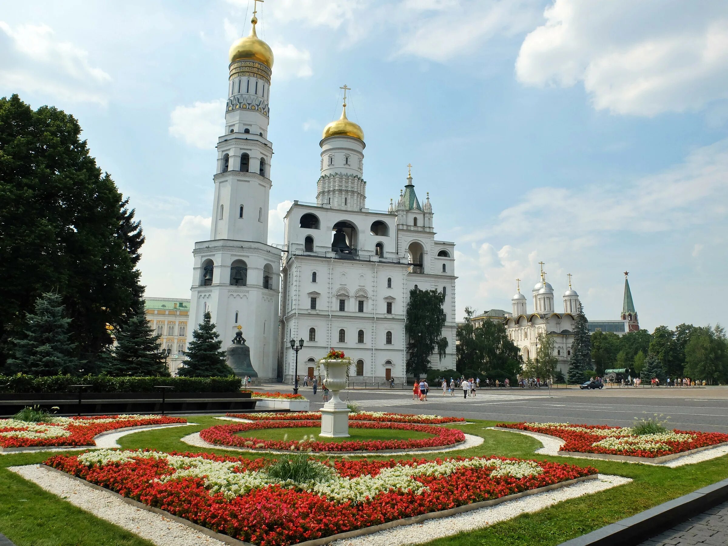 Подскажи московское. Ивановская площадь Московского Кремля. Площади Кремля (Ивановская и Соборная) ансамбль. Ивановская площадь Московского Кремля фото.