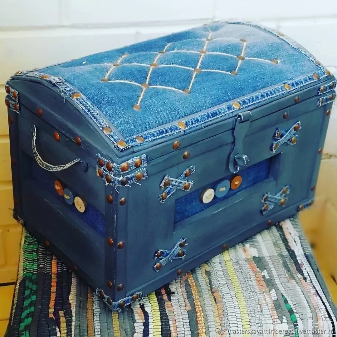 Что можно сделать из старого сундука деревянного Old trunk turned into a sofa Sofa makeover, Diy furniture, Old sofa