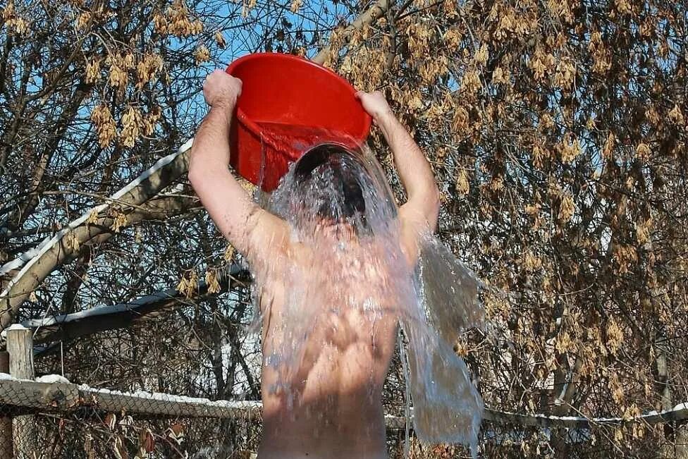 После холодной воды болит. Обливание холодной водой. Обливание водой закаливание. Обливаться холодной водой. Обливание из ведра.