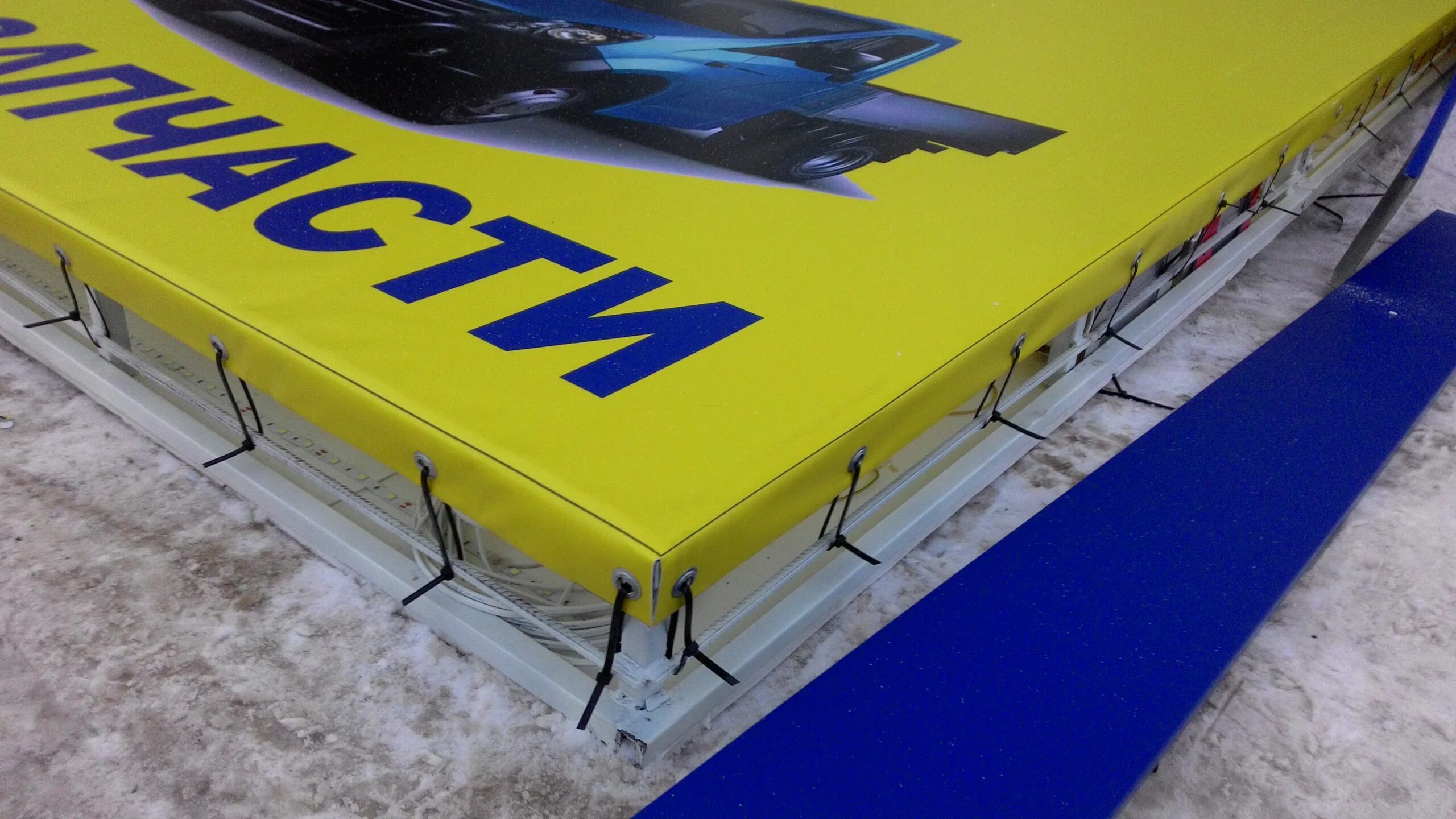 Наружная реклама баннер. Огромный баннер. Ролап 80 180. Баннерная вывеска. Пресс волл джокер 2.