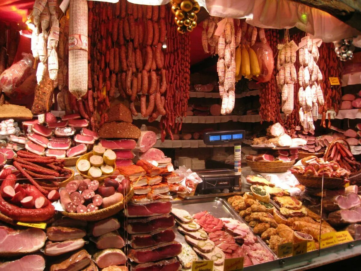 мясные деликатесы копчености. красивый мясной магазин. витрина с мясными деликатесами. мясной отдел в супермаркете. магазин деликатесов.