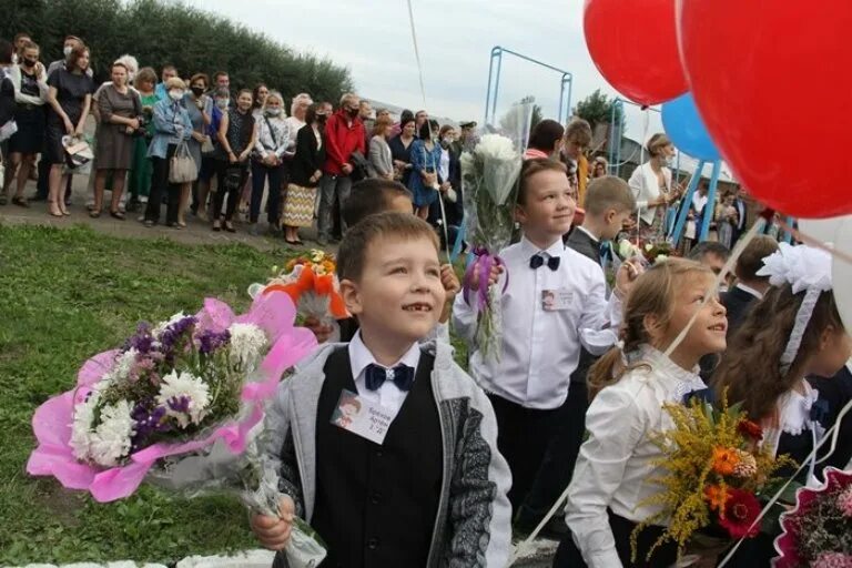 После школы омск. Первоклассники. Торжественная линейка день знаний. Торжественная линейка 1 сентября. Линейка для детей.