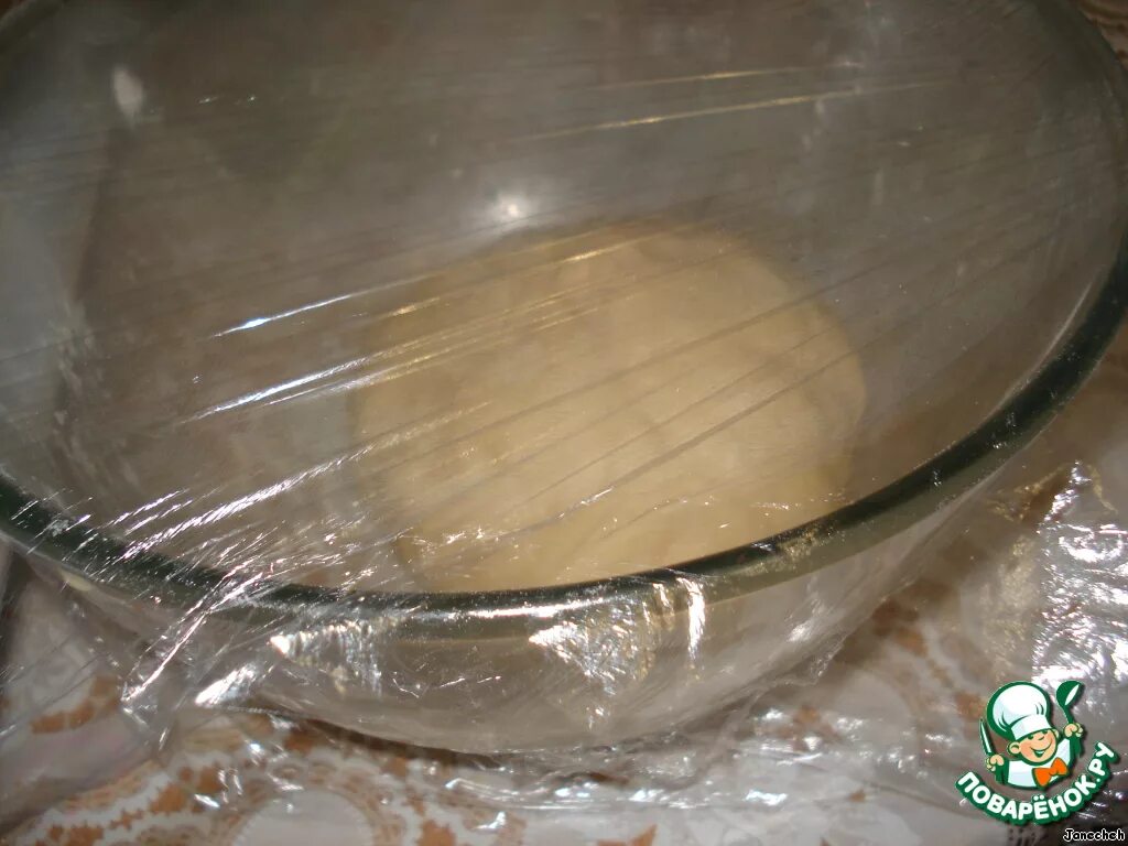 Тесто в пищевой пленке. Тесто в миске под пленкой. Готовое тесто накрыть пищевой плёнкой. Тесто в пищевой пленке в холодильнике.