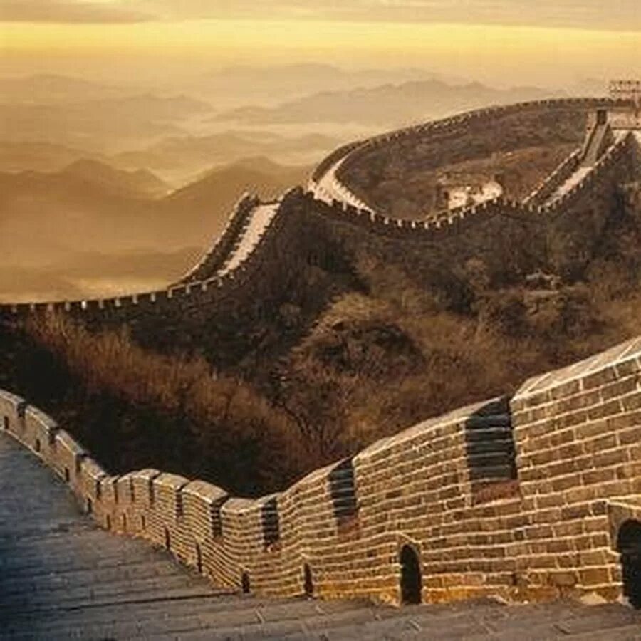 Сколько лет великий стене. Великая китайская стена Пекин. Великая китайская стена фортификационное сооружение. Великая китайская стена Колизей. Боцницы Китай стена.