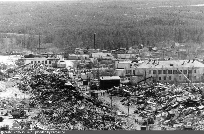 Сахалинское землетрясение. Нефтегорск землетрясение 1995. Землетрясение 1995 года в Нефтегорске.