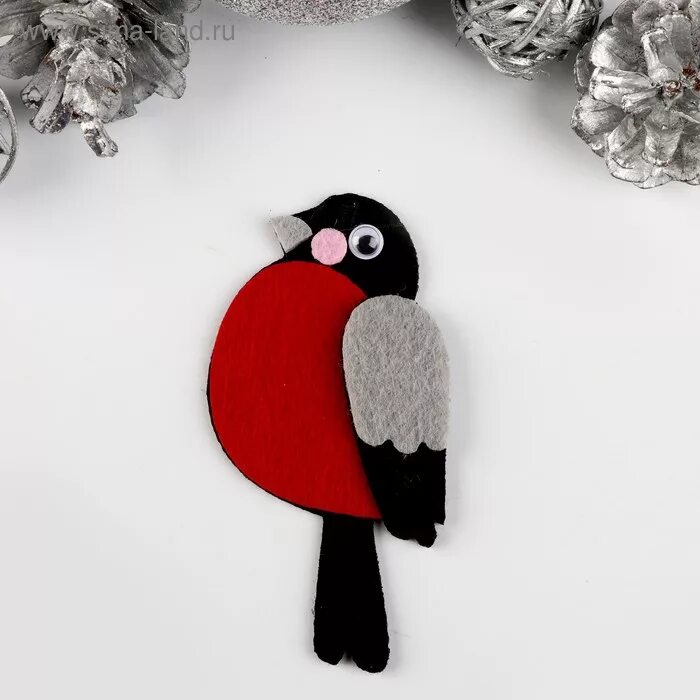 Название работы из фетра снегирь. Поделка новогодняя из фетра снегирь. Снегирь из фетра на елку. Снегирь из фетра. Игрушки из фетра снегирь.